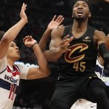 Kyshawn George (à gauche) au duel avec Donovan Mitchell avant de se blesser. KEYSTONE/AP/Sue Ogrocki